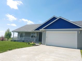 301 Sunset Ln, Maple Hill, KS 66507