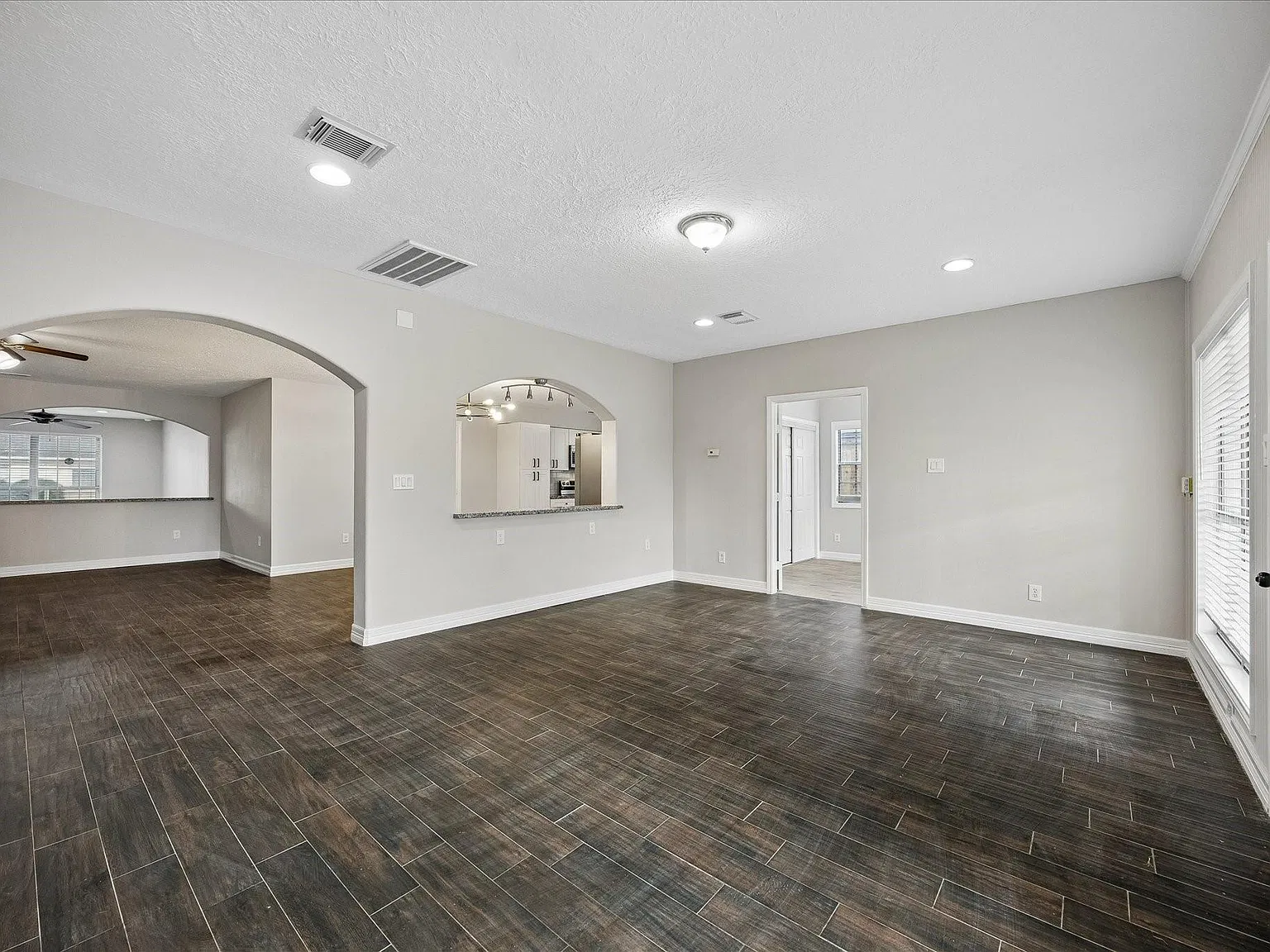 5 bed, 2.0 bath, 2519 sqft, $2,200 — Photo 3