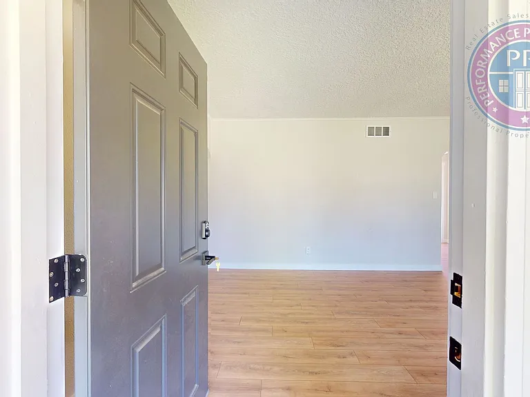 7308 N Jordan Ave — Photo 2