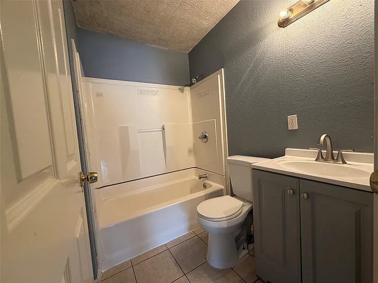 1319 Bernard St — Photo 11