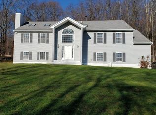 100 Greenway Ter S, Mahopac, NY 10541