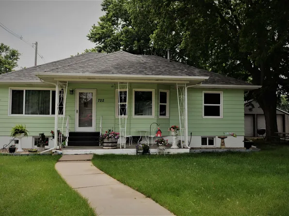 722 E 2nd St, Minden, NE 68959