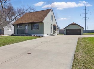 4464 S 48th St, Greenfield, WI 53220
