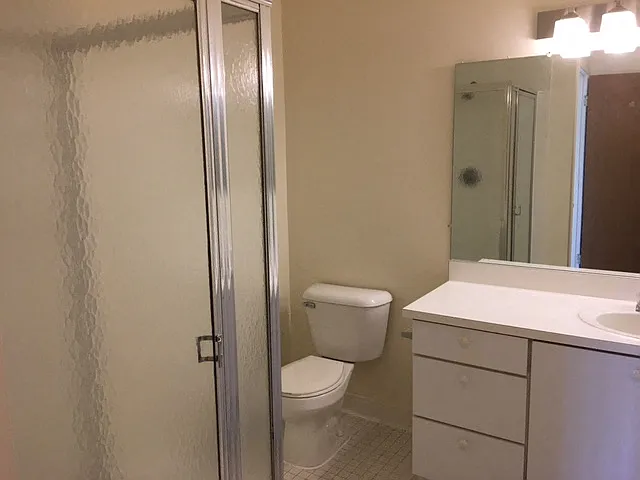 Lakeside Village Apartments — Photo 178