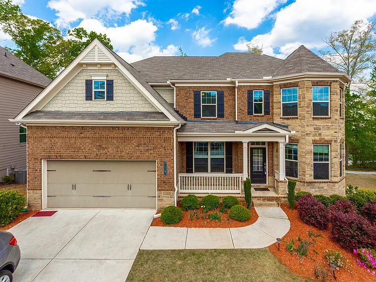 930 Hampton Oaks Dr — Photo 1