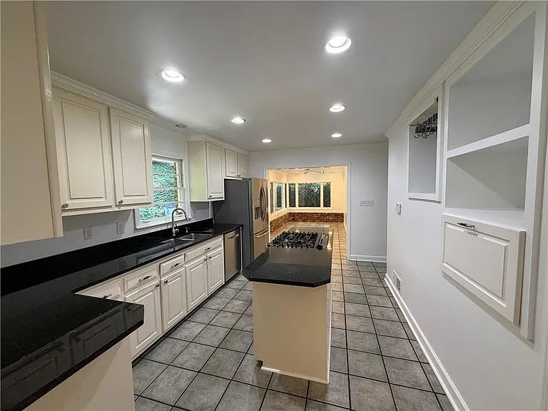 6651 Castleton Dr — Photo 15