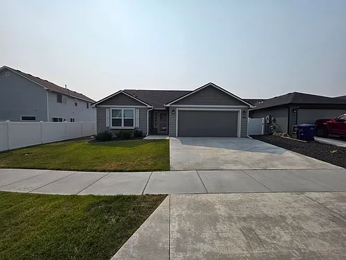 918 Cougars St Photo 1