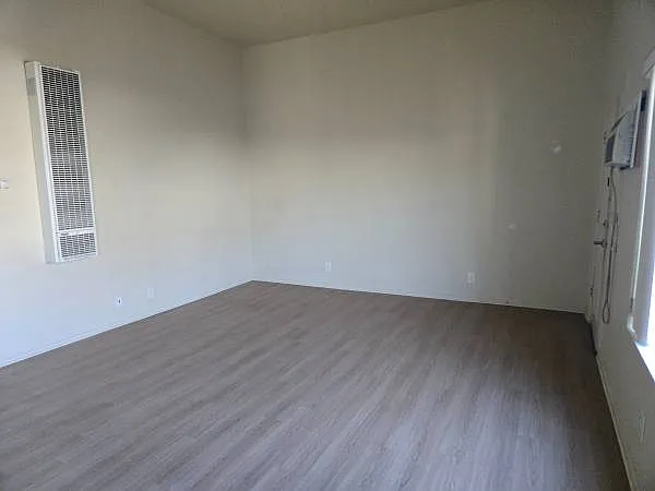 733 N Hill Pl — Photo 3