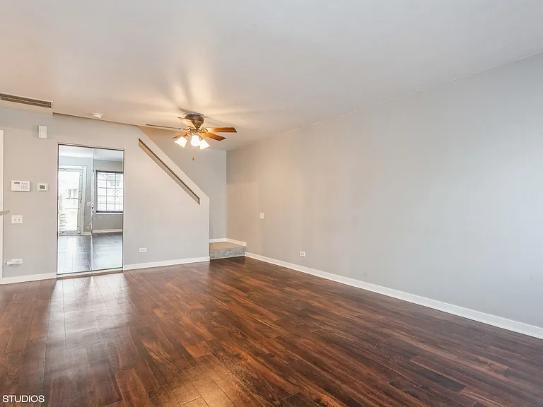 437 Thomas Jefferson Ct — Photo 3