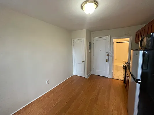 Rented by Karten Real Estate Services LLC | media 9