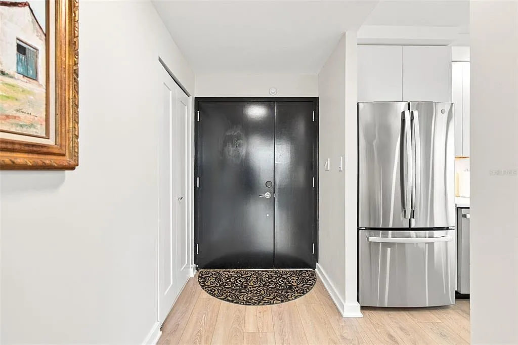 2 bed, 2.0 bath, 1247 sqft, $3,950 — Photo 4