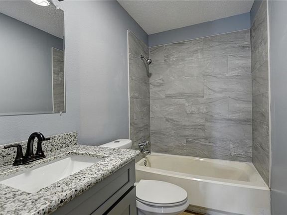 5th image of 2213 Williamsburg Dr