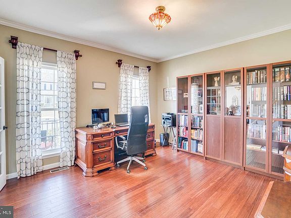 5th image of 19 Scotland Cir