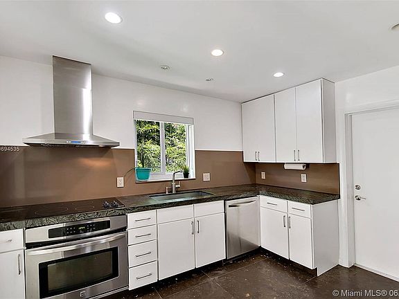 4th image of 328 Velarde Ave