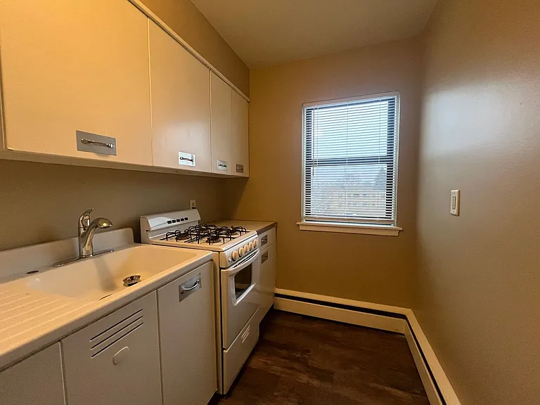 1573 Hartford Ave — Photo 23