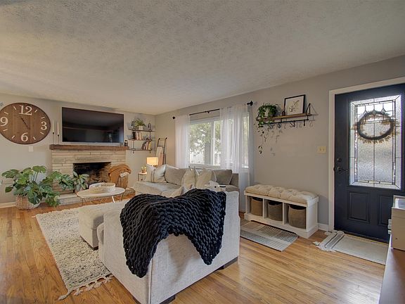 3rd image of 829 Saint James Ave