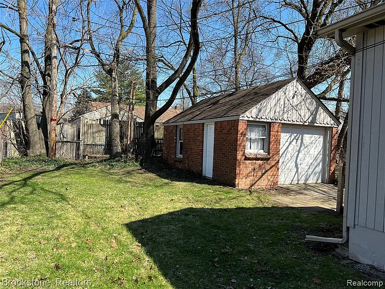 23280 Forest St — Photo 4