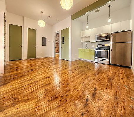 1st image of 418 Melrose St APT 4F
