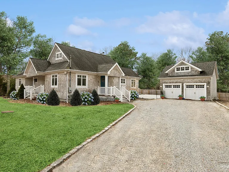 10 Foxboro Rd — Photo 1