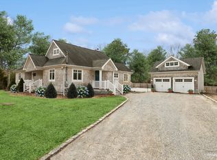 10 Foxboro Rd, East Quogue, NY 11946