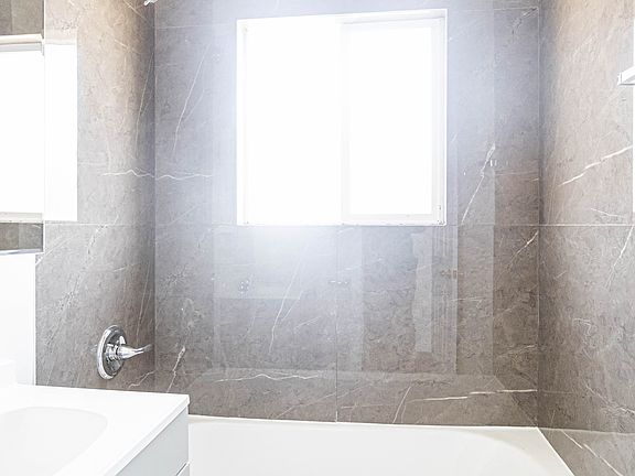 5th image of 254 S Mariposa Ave #103