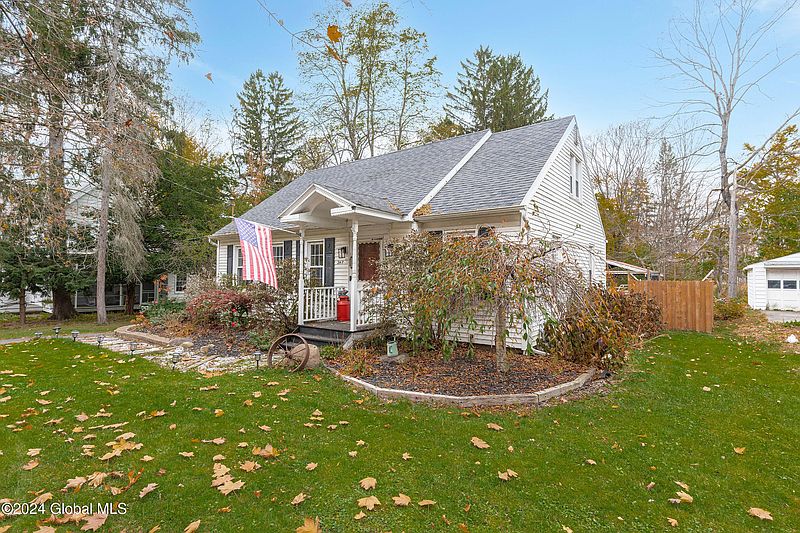 3rd image of 247 Alplaus Avenue