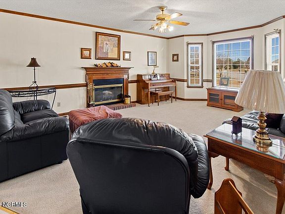 4th image of 106 Fieldcrest Pl