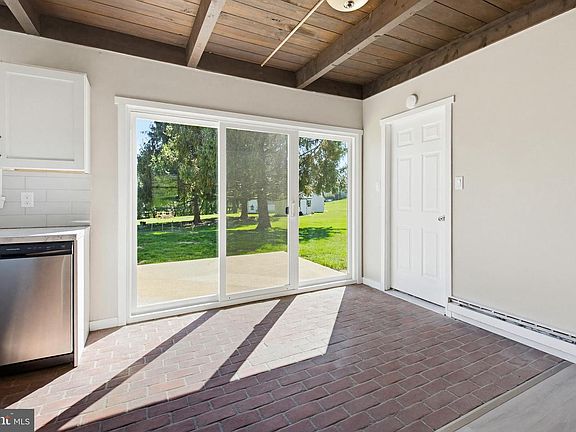 4th image of 2655 Hemlock Dr