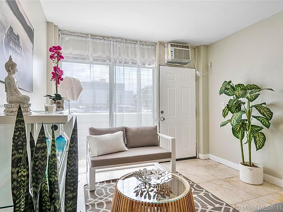 3rd image of 1685 Jefferson Ave APT 17