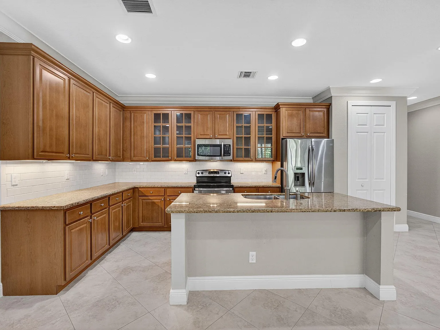 3 bed, 3.0 bath, 2180 sqft, $4,500 — Photo 4