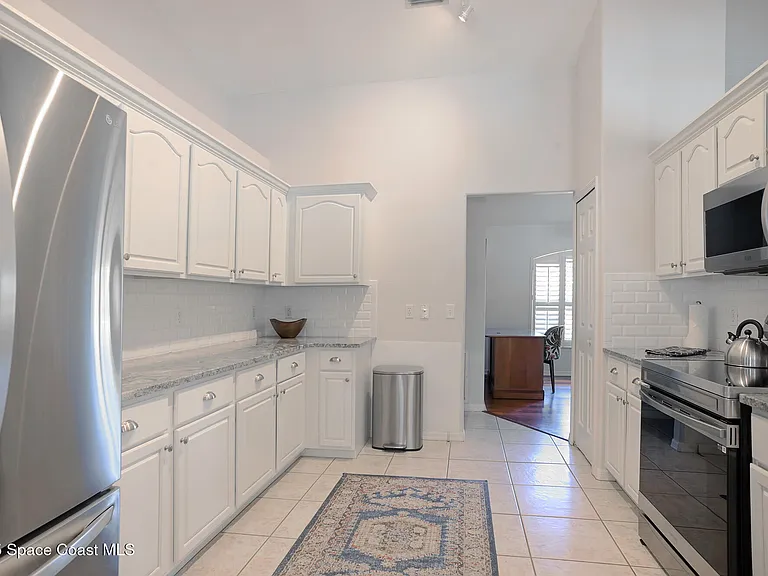 112 Carmen St — Photo 6