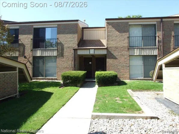 18340 University Park Dr, Livonia, MI 48152