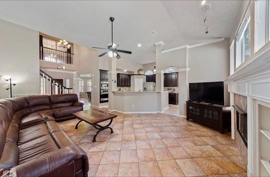 4 bed, 2.5 bath, 3152 sqft, $3,600 — Photo 3