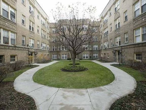 2nd image of 531 W Wellington Ave APT 4