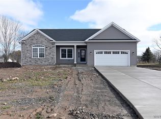 7288 Woodhaven Dr, Lockport, NY 14094