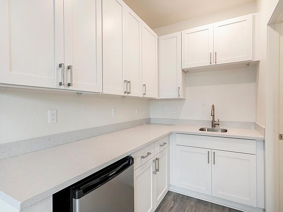 ground floor studio with wet bar