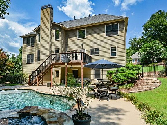2nd image of 515 Lakewood Ct