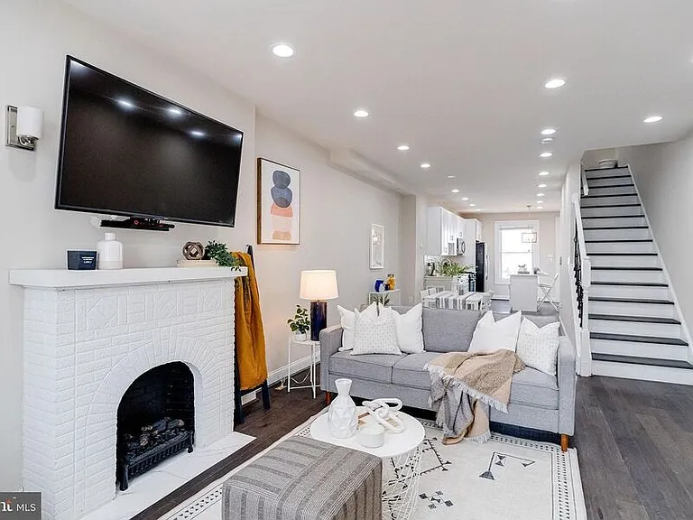 442 N Linwood Ave — Photo 2