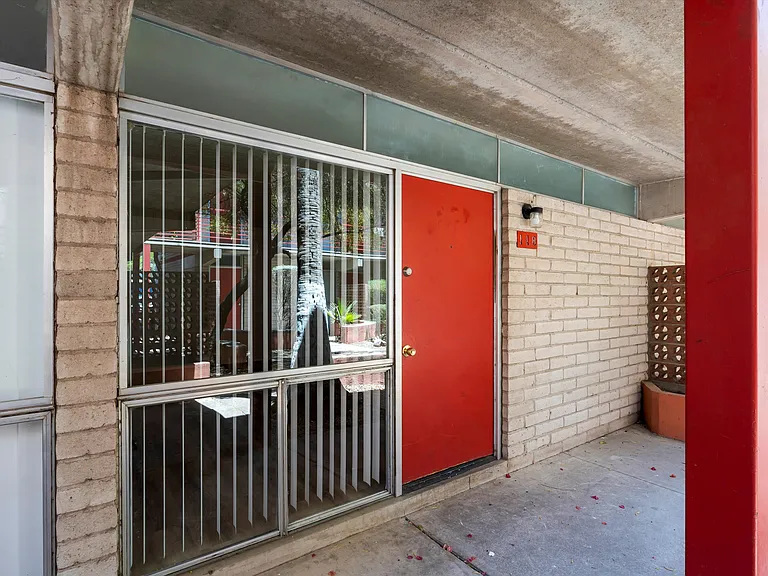 BROADWAY APARTMENTS — Photo 32