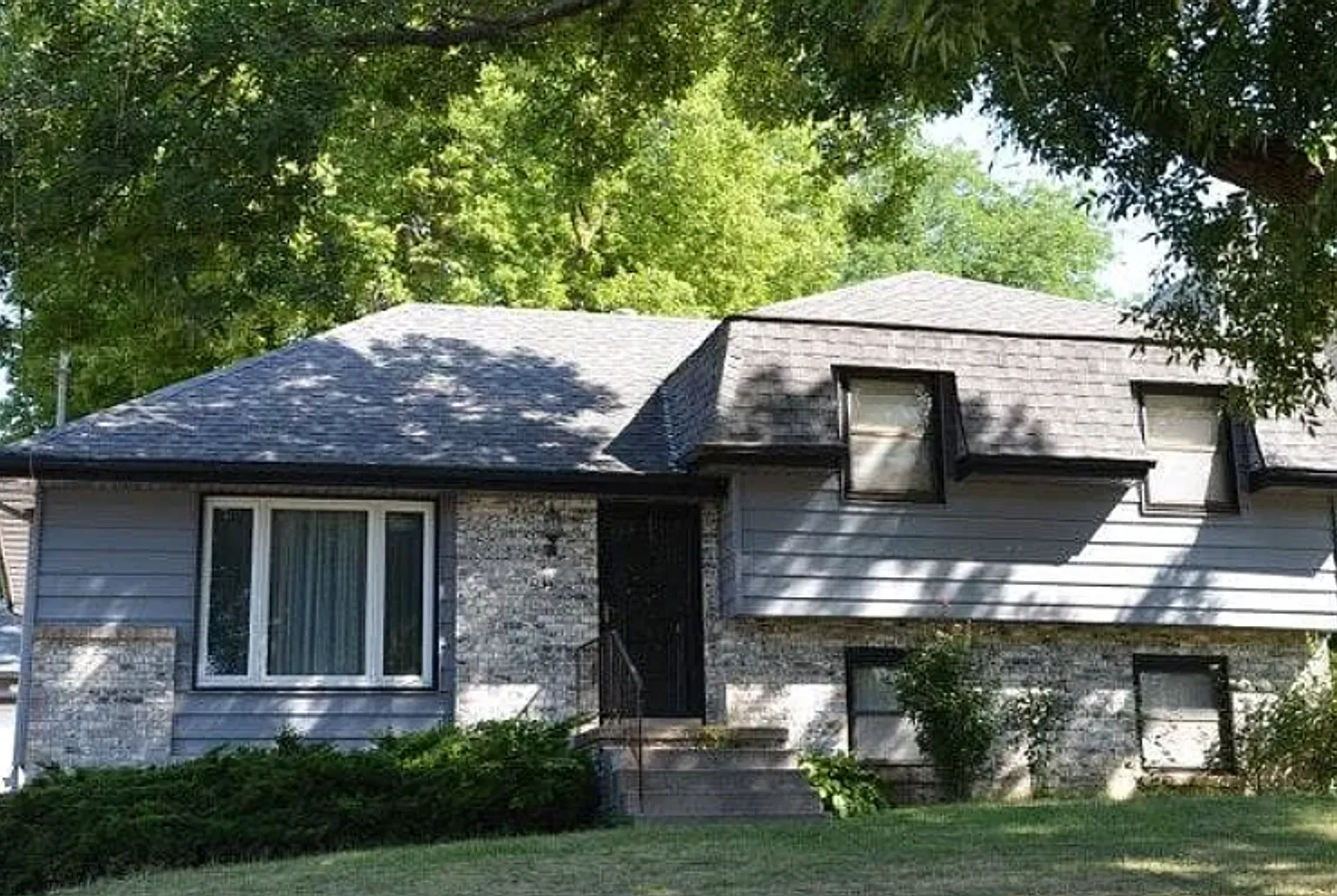 Beautiful home with detached garage! — Photo 1