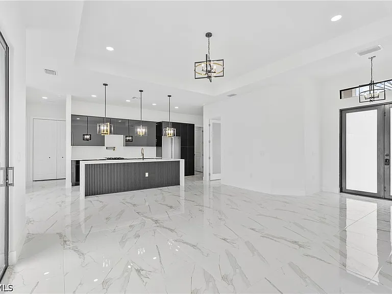 548 Long Island St E — Photo 12