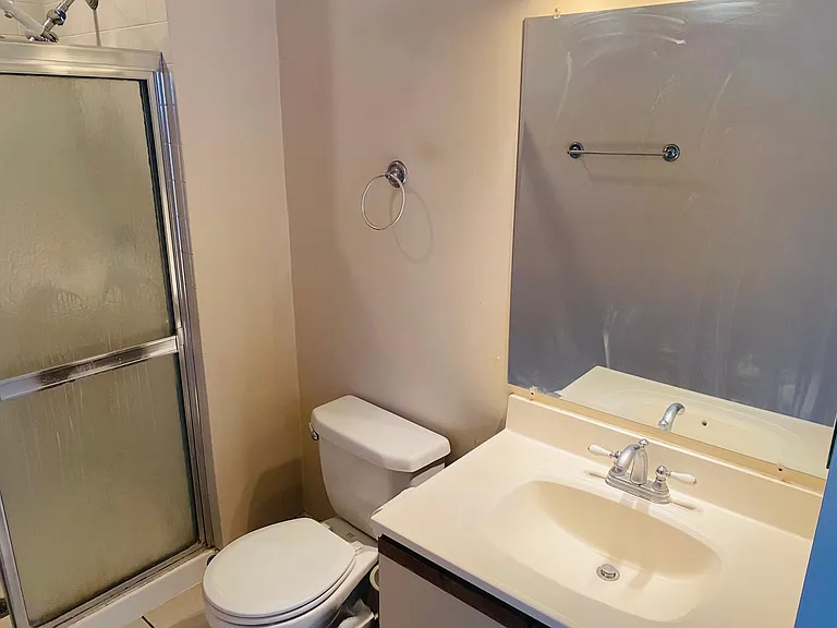 Master bedroom bathroom (Full)