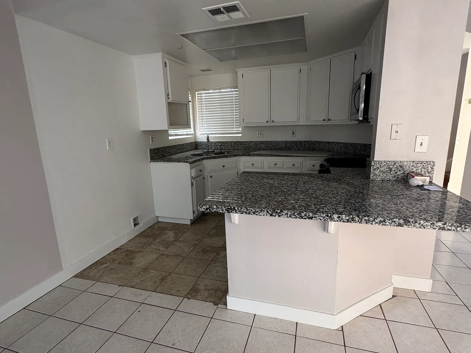 3 bed, 2.5 bath, 1256 sqft, $3,050 — Photo 3