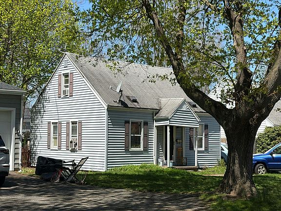 3rd image of 52 Whitman Rd