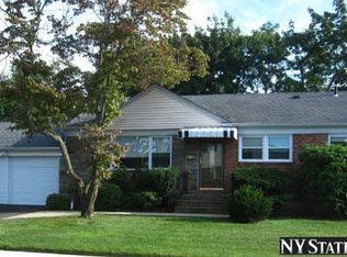 2 Nana Pl, Syosset, NY 11791