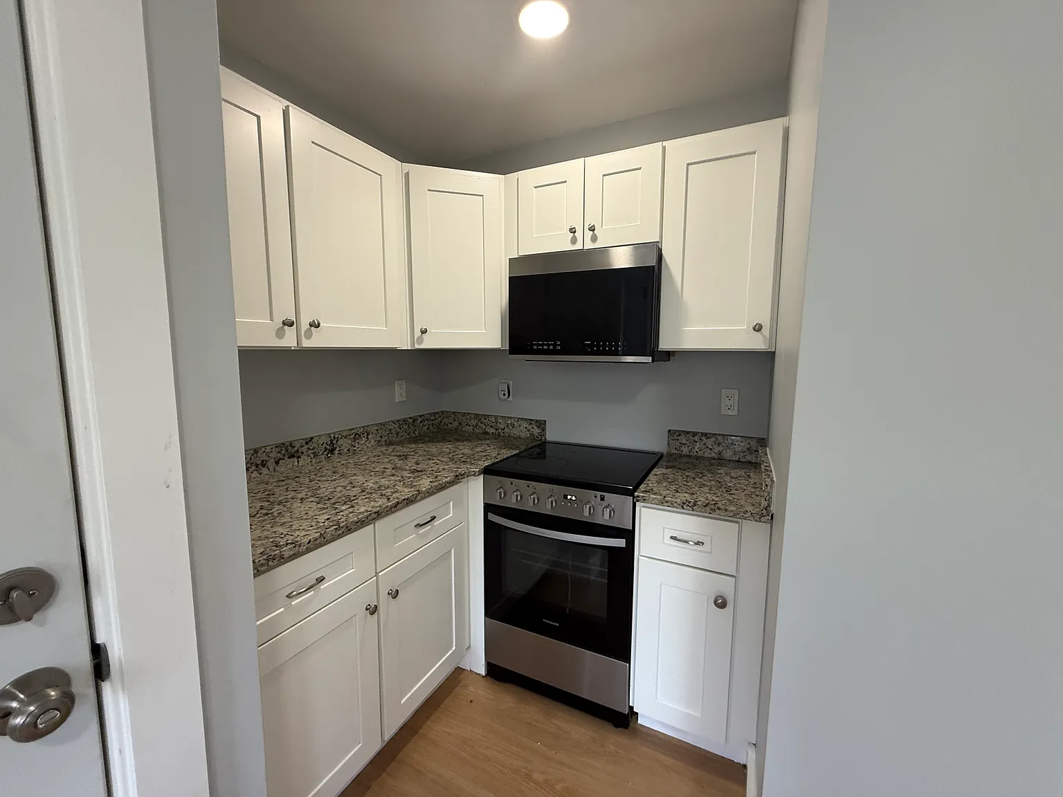 3 bed, 900 sqft, $3,100 — Photo 3