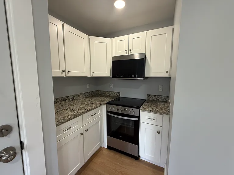 566 Shirley St #5 — Photo 3