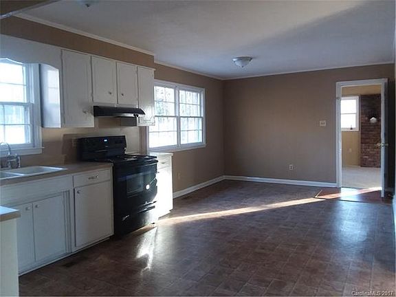 3rd image of 1522 Westdale Ln