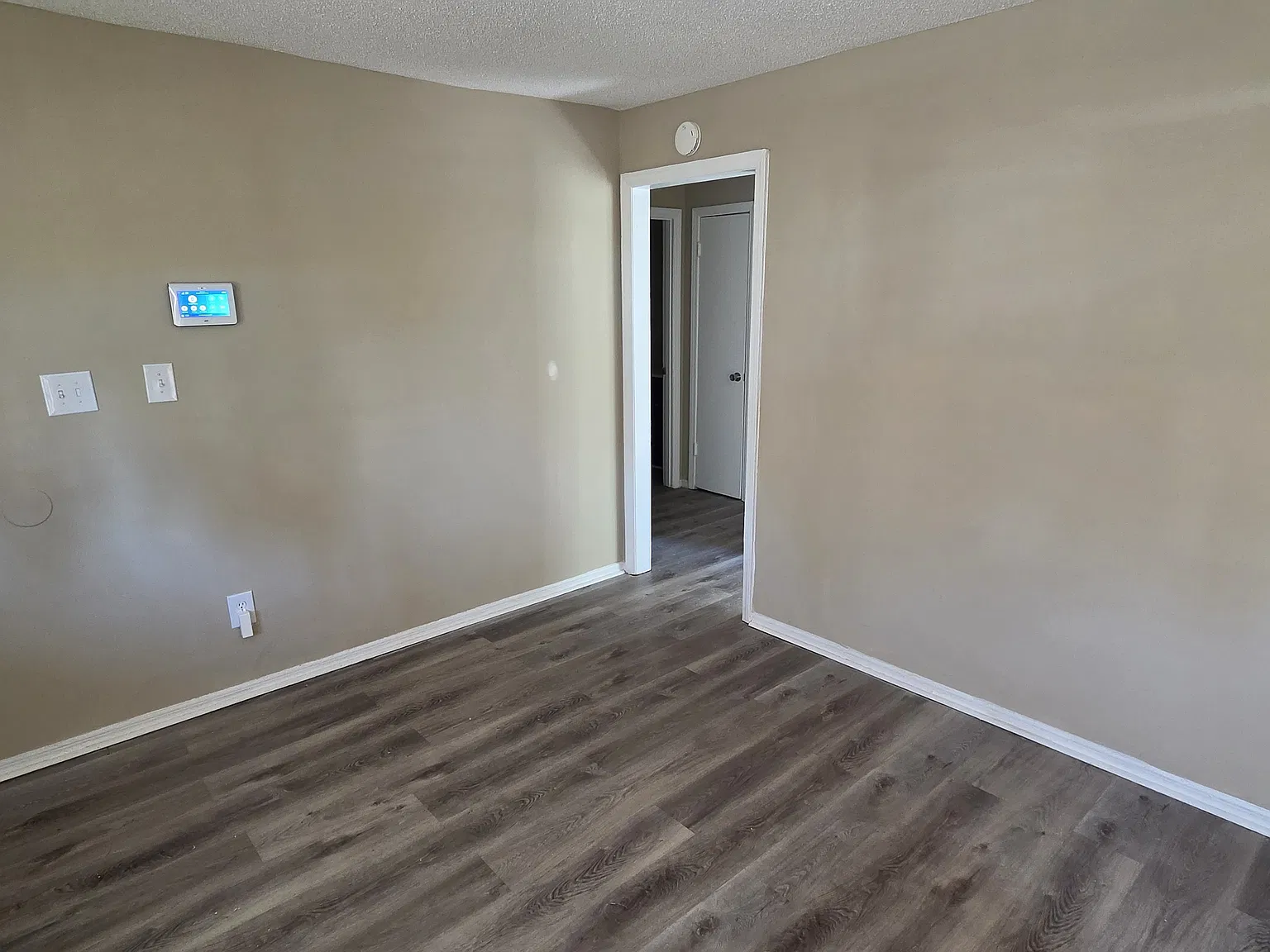 3 bed, 952 sqft, $1,350 — Photo 2