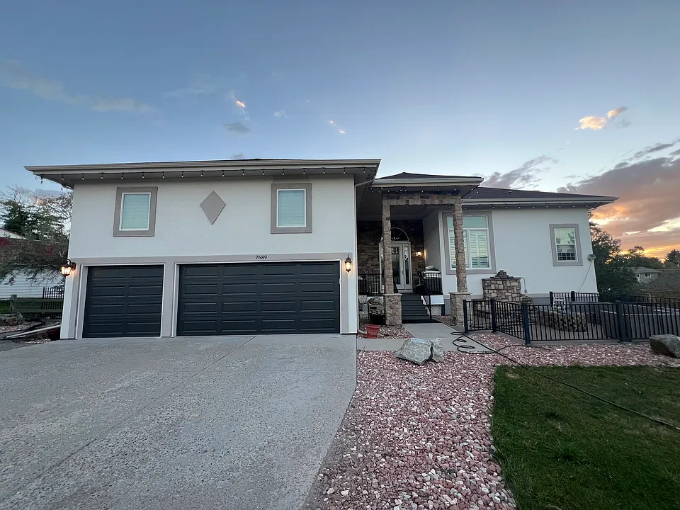 7689 Carolyn Dr
